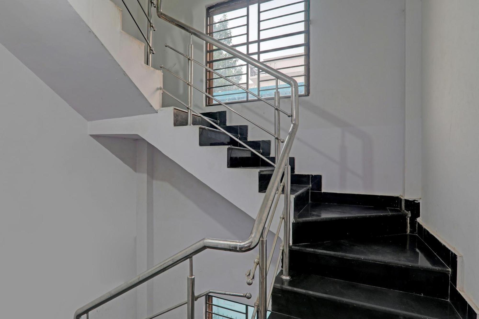 Hotel O Cz Inn Λάκναου Εξωτερικό φωτογραφία