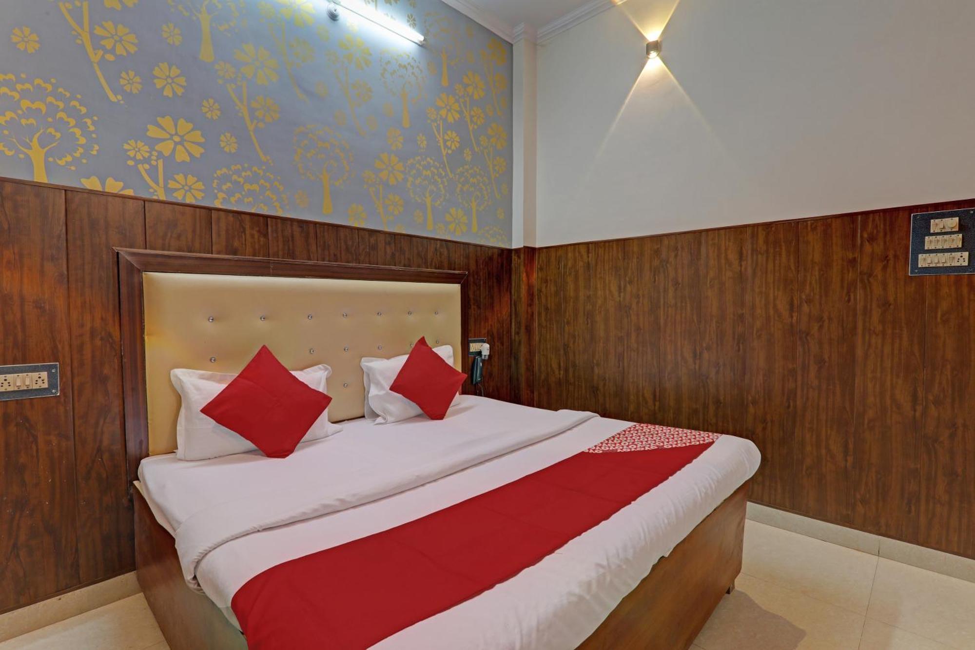 Hotel O Cz Inn Λάκναου Εξωτερικό φωτογραφία